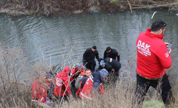 Arandığı yerden 2 kilometre ötede bulunan öğretmenin cenazesi otopsi için morga kaldırıldı