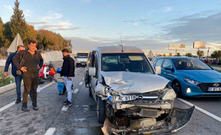 Arızalanan park halindeki otomobile hafif ticari araç çarptı: 2 yaralı