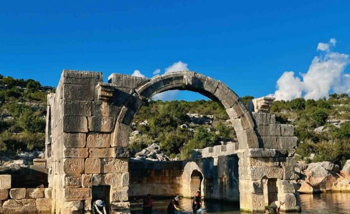 Arkeologların çamur ve suyun içinde bin 850 yıllık antik havuzu gün yüzüne çıkarma çabası