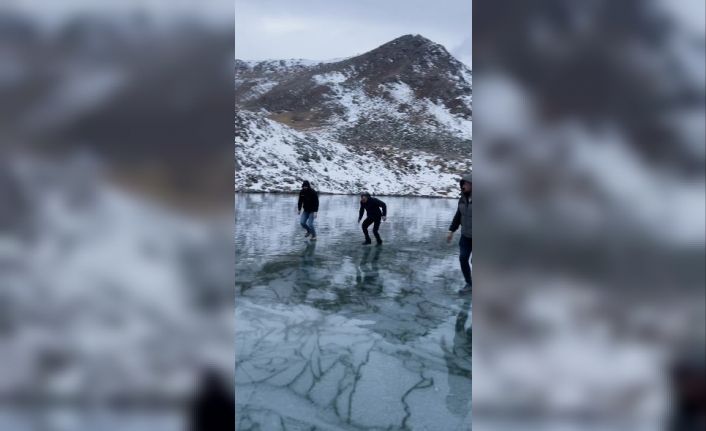 Artvinli gençler buz tutan Karagöl’de taş atıp test ettiler, sonra eğlendiler