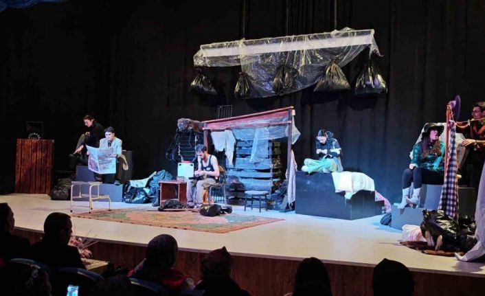 Aşkale’de tiyatro keyfi: "Mavi Kolye" oyunu sahnelendi