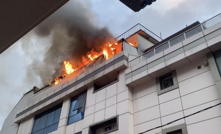 Ataşehir’de otel yangını: Çatı katı alevlere teslim oldu