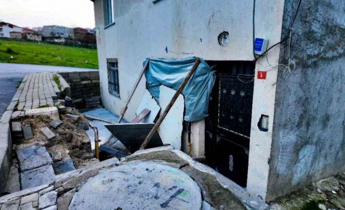 Avcılar’da faciadan kıl payı dönüldü: El frenini çekmeyi unutunca panelvan araç daireye daldı