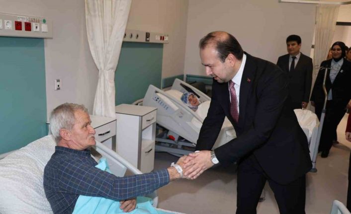 Aydın İl Sağlık Müdürü Şenkul, hastanenin ilk yatan hastaları ile bir araya geldi