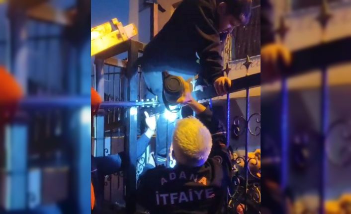 Bacağına demir korkuluk saplanan çocuk hastaneye kaldırıldı