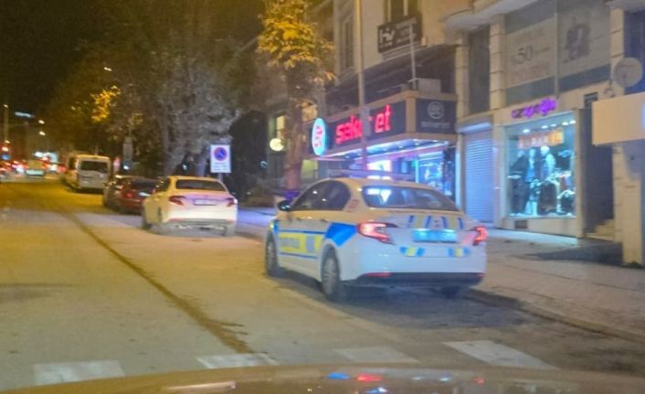 Bacağına saplanan bıçağı çıkartıp karşısındaki kişiyi ağır yaraladı