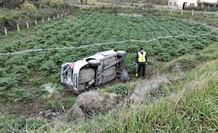 Bafra’da otomobil tarlaya uçtu