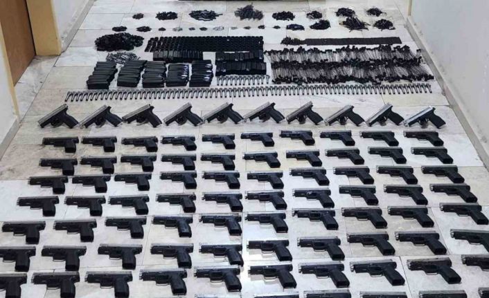 Bagajdan silah deposu gibi 90 adet ruhsatsız tabancı çıktı