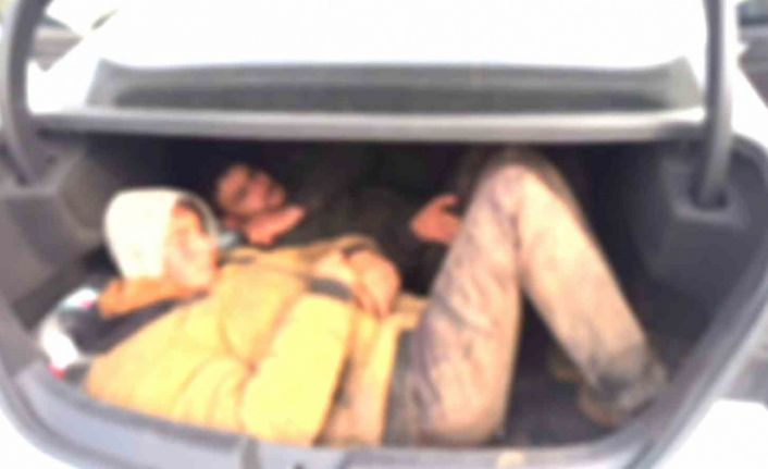 Bagajına 2 kişiyi sığdırdığı otomobilde 8 göçmeni kaçırırken yakalandı