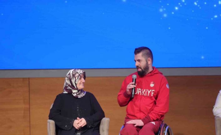 Bakan Bak şampiyon sporcuların anneleri ile bir araya geldi