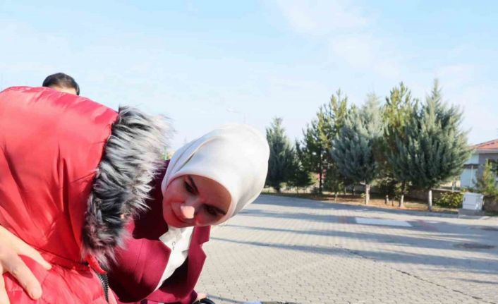 Bakan Göktaş, Ankara’da kardeşleriyle birlikte devlet korumasına alınan Adnan’ı ziyaret etti