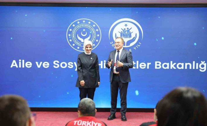 Bakan Göktaş engelli sporcularla bir araya geldi