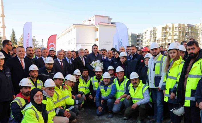 Bakan Kurum: "Son tuğlalarımızı koyuyor, son çivilerimizi çakıyoruz"