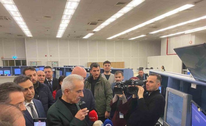Bakan Uraloğlu: "2025 yılında üst üste 6 kez toplam trafik, 8 kez transit uçuş rekoru kırdık"
