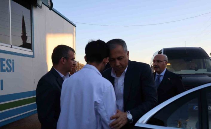 Bakan Yerlikaya, Kozan’da taziye ziyaretinde bulundu