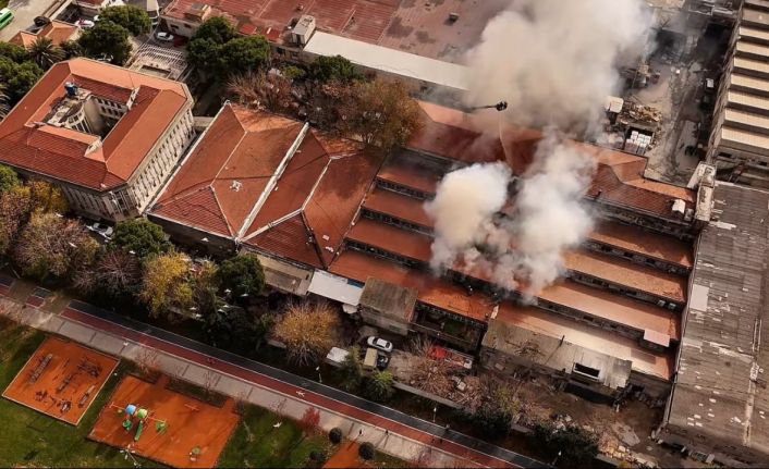 Bakırköy’de fabrika yangınında yükselen dumanlar kilometrelerce uzaktan görüldü