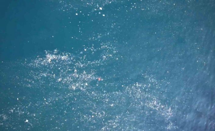 Balat sahilinde olta atan balıkçılar deniz yüzeyinde oluşan kirlilikten şikayetçi