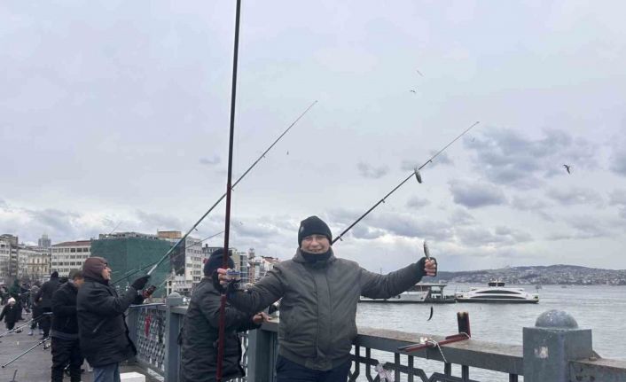 Balığın kulağına kar suyu kaçtı, olta balıkçıları yılın son günü Galata Köprüsü’nde "rastgele" dedi