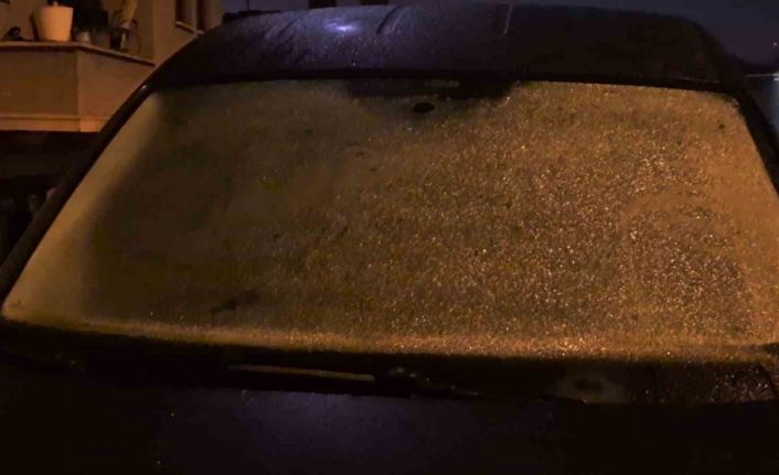 Bartın’da sıcaklık 4 dereceye kadar düştü, araç camları buz tuttu