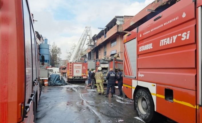 Başakşehir’de plastik imalathanesinde yangın paniği