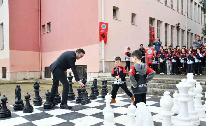 Başiskele’de ilkokul bahçesine satranç sahası kuruldu