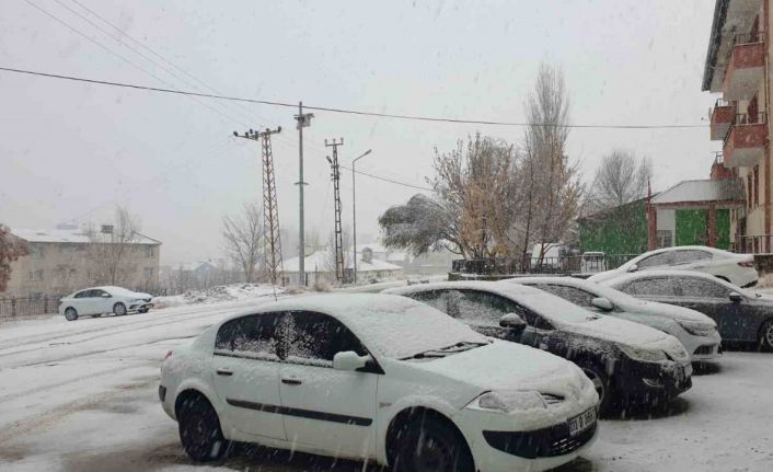 Başkale beyaza bürüdü