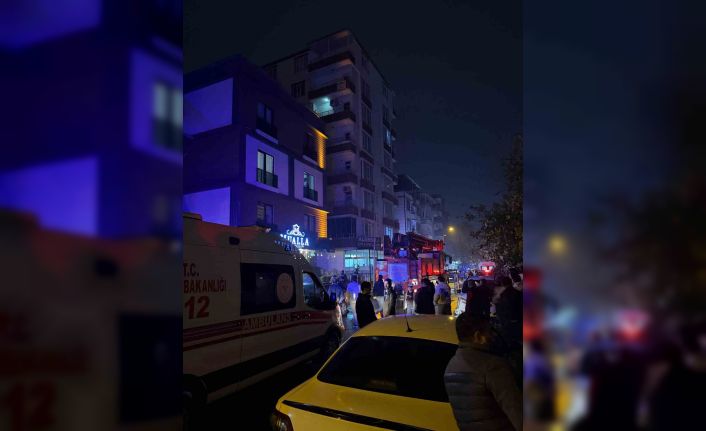 Batman’da cinnet getiren şahıs, evinin eşyalarını sokağa fırlattı