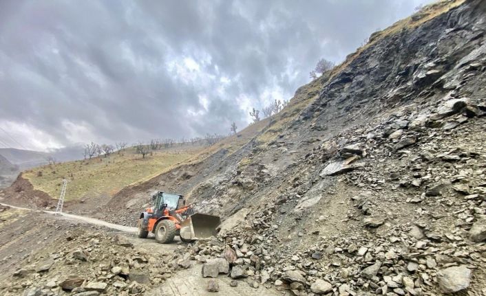 Batman’da şiddetli yağışlarla birlikte bazı köy ve mezra yolları ulaşıma kapandı