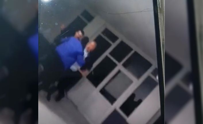 Belediye başkanının sopayla gençleri dövdüğü iddia edildi