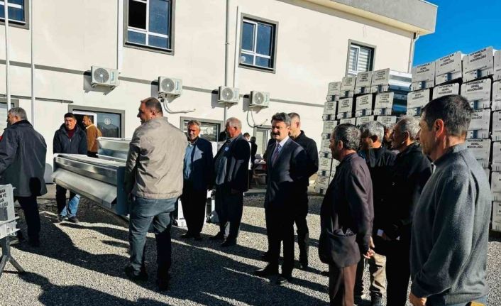 Besni’de 84 yetiştiriciye otomatik yemlik dağıtıldı