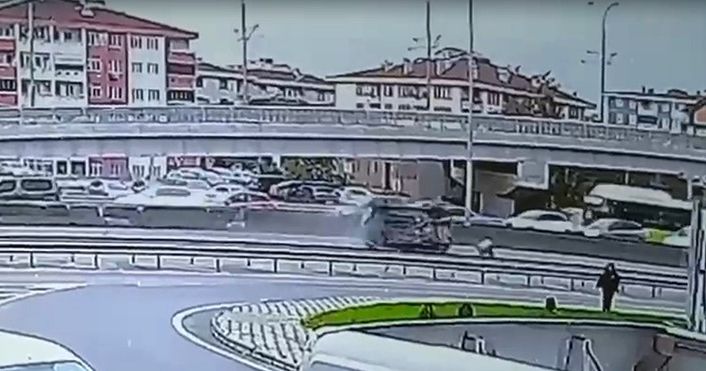 Beton bariyere çarpan otomobil devrilip sürüklendi, kaza anı kamerada