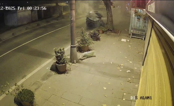 Beykoz’da ehliyetsiz sürücünün kullandığı otomobil ağaca çarpıp yola savruldu: 2 yaralı