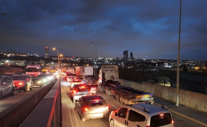 Beylikdüzü Ambarlı’da eylem yapan tır şoförleri nedeniyle trafik durma noktasına geldi