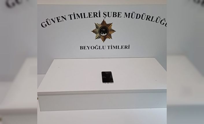 Beyoğlu’nda bankta uyuyan kişinin telefonun çalındığı anlar görüntülendi