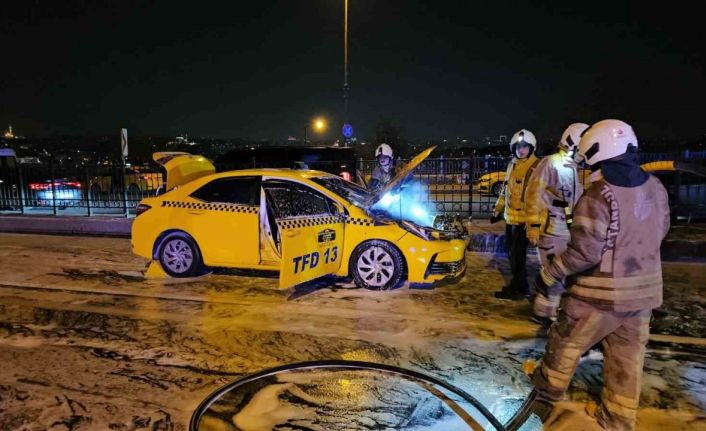 Beyoğlu’nda seyir halindeki ticari taksi alev alev yandı