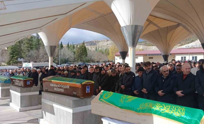 Beypazarı’nda trafik kazasında vefat eden çift ve bebekleri son yolculuğuna uğurlandı