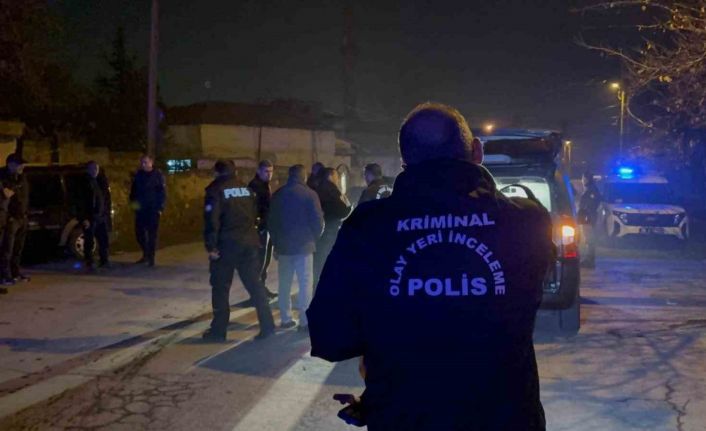 Bıçakla yaralanan şahıs, aracıyla hastaneye gitmeye çalıştı