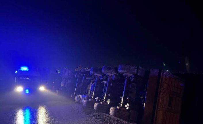 Bilecik’te devrilen tırın sürücüsü yaralandı