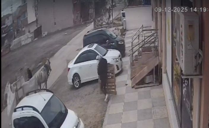Bina önünden malzemeleri izinsiz alan şahıslar kameraya yakalandı