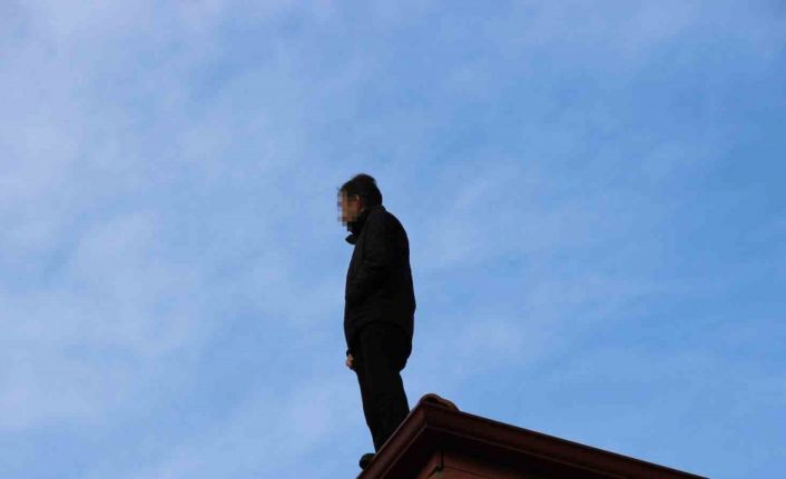 Binanın çatısında intihara kalkışan şahsı İl Emniyet Müdürü ikna etti