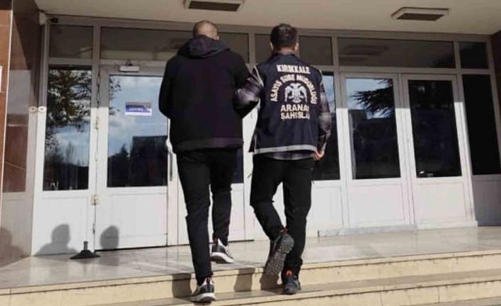 Bir yıldır aranan hükümlü, araç içinde güneşlikle yüzünü kameralardan gizlemeye çalışırken yakalandı