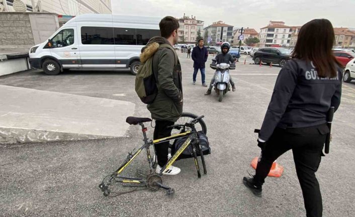 Bisikletin kilidini açamayınca tekerini söküp çaldılar
