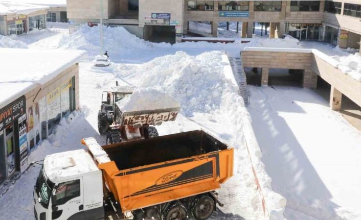 Bitlis’te biriken karlar kamyonlarla taşınıyor