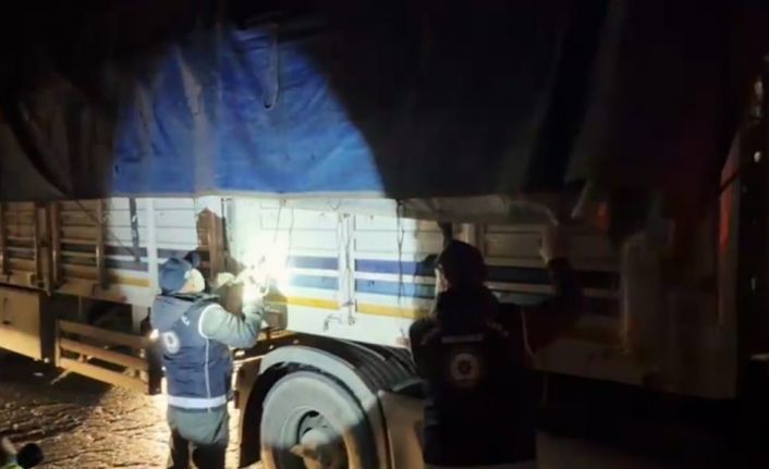 Bitlis’te tır dorsesinde 31 göçmen yakalandı