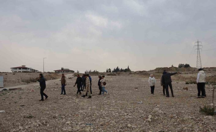 ‘Biz anlaşıp yapamadık ama yaparsa devletimiz yapar’ diyen site sakinleri, yuvalarından geriye kalan boş arazinin rezerv alanına alınmasını istiyorlar