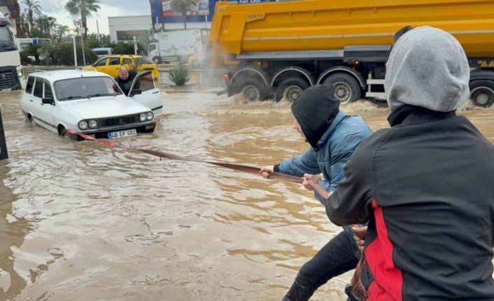 Bodrumda sokaklar göle döndü araçlar sular altında kaldı