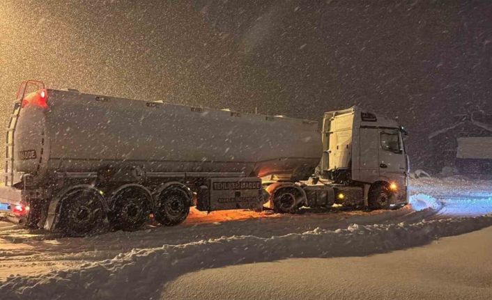 Bolu Dağı ağır tonajlı araçların geçişine kapatıldı: Kar kalınlığı 40 santimetreyi geçti