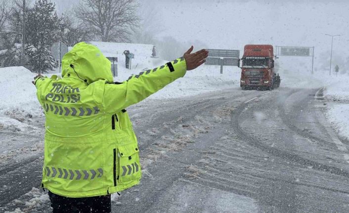 Bolu Dağı’nda D-100 kara yolunun İstanbul yönü ağır tonajlı araç trafiğine kapatıldı