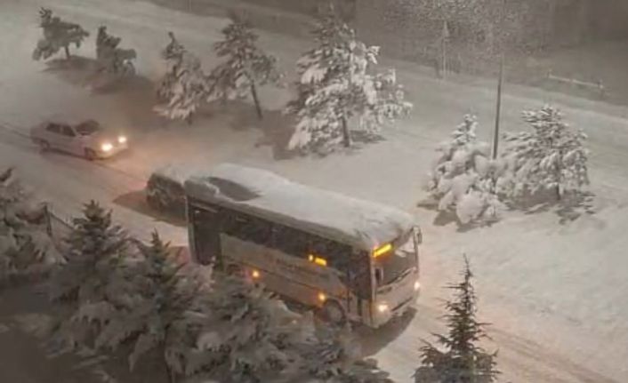 Bolu’da kar kalınlığı 30 santimetreyi aştı, onlarca araç rampalarda yolda kaldı