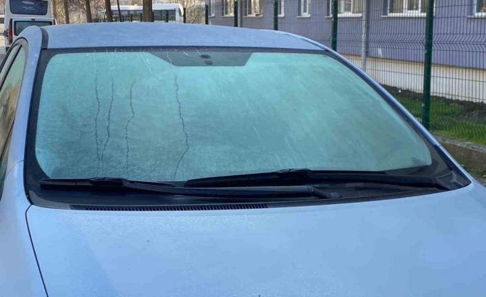 Bolu’da soğuktan araçların camları buz tuttu